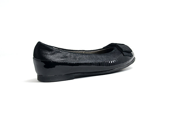 Pliner Jrs PL55-Robine Girls Black Flat Shoe