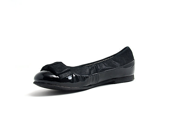 Pliner Jrs PL55-Robine Girls Black Flat Shoe